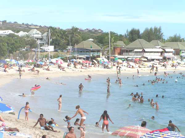 plage_bondée_reunion_1_roches_noires_.jpg